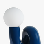 Sculpturale Tafellamp Met Zachte Gloed En Dagelijkse Artistieke Interieurverfijning