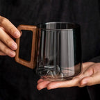 Glazen Mok Met Sculpturale Basis En Dagelijks Warm En Koud Drinkcomfort