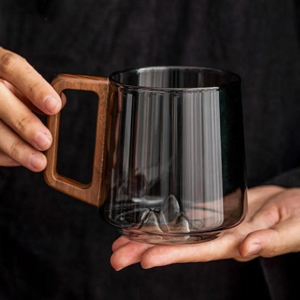 Glazen Mok Met Sculpturale Basis En Dagelijks Warm En Koud Drinkcomfort