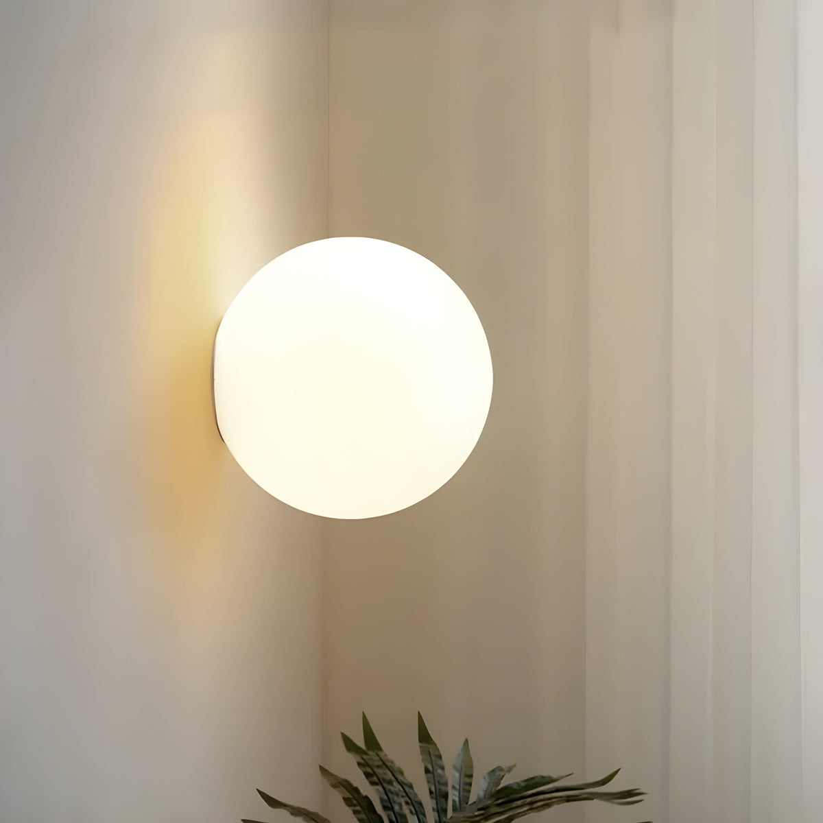 Wandlamp met Matglazen Bol en Zachte Lichtverdeling