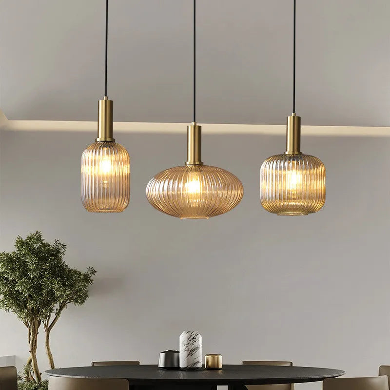 Glas Hanglamp Met Geribbelde Kap En Strakke Buisfitting Voor Zachte Ruimteverlichting