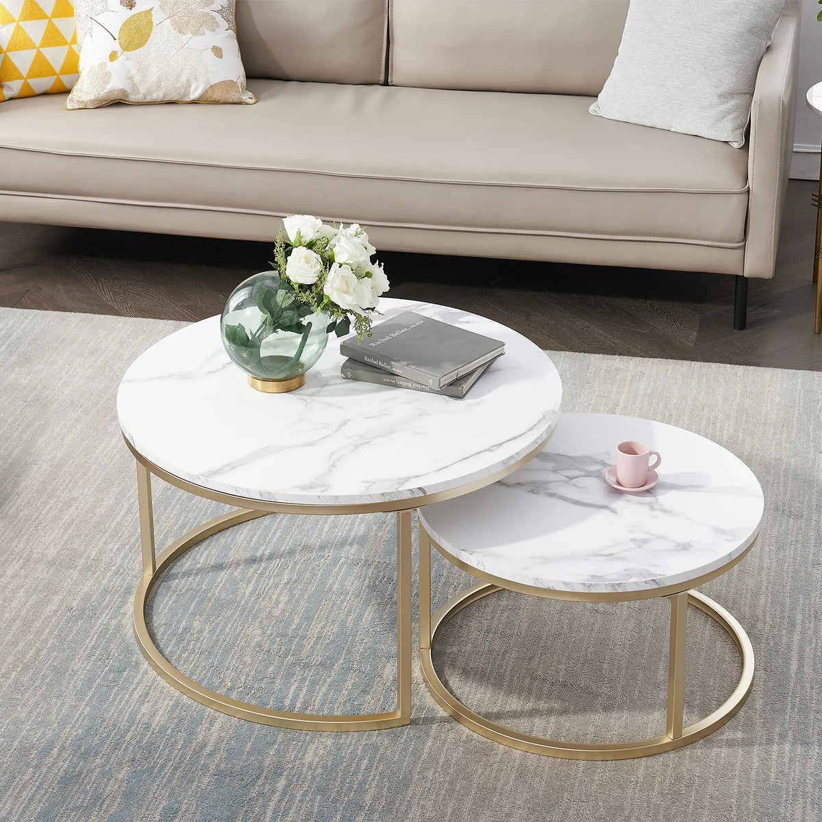 Set ronde tafels – wit marmer met gouden accenten voor een moderne woonkamerinrichting