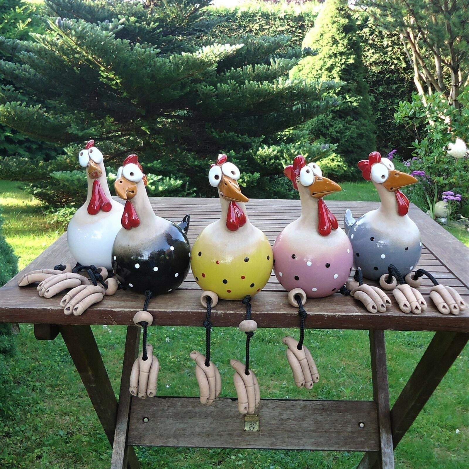 Kleurrijke Tuinkipdecoratie voor Gezellige Sfeer Buiten
