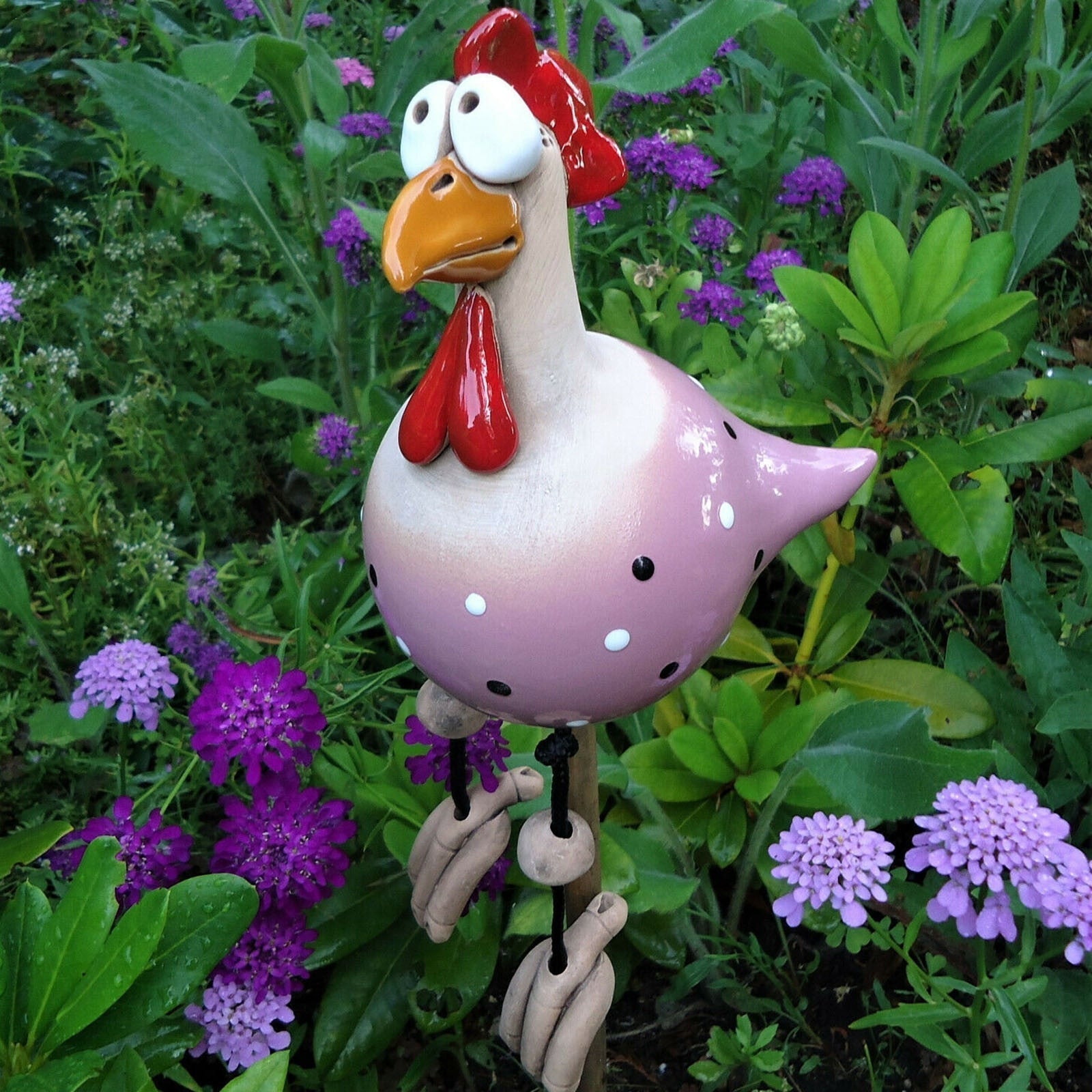 Kleurrijke Tuinkipdecoratie voor Gezellige Sfeer Buiten