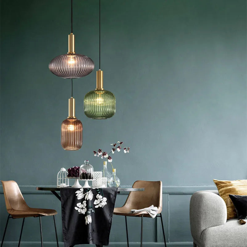 Glas Hanglamp Met Geribbelde Kap En Strakke Buisfitting Voor Zachte Ruimteverlichting