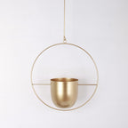 Hangplanter met metalen ringstructuur vorm