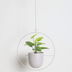 Hangplanter met metalen ringstructuur vorm