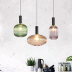 Glas Hanglamp Met Geribbelde Kap En Strakke Buisfitting Voor Zachte Ruimteverlichting