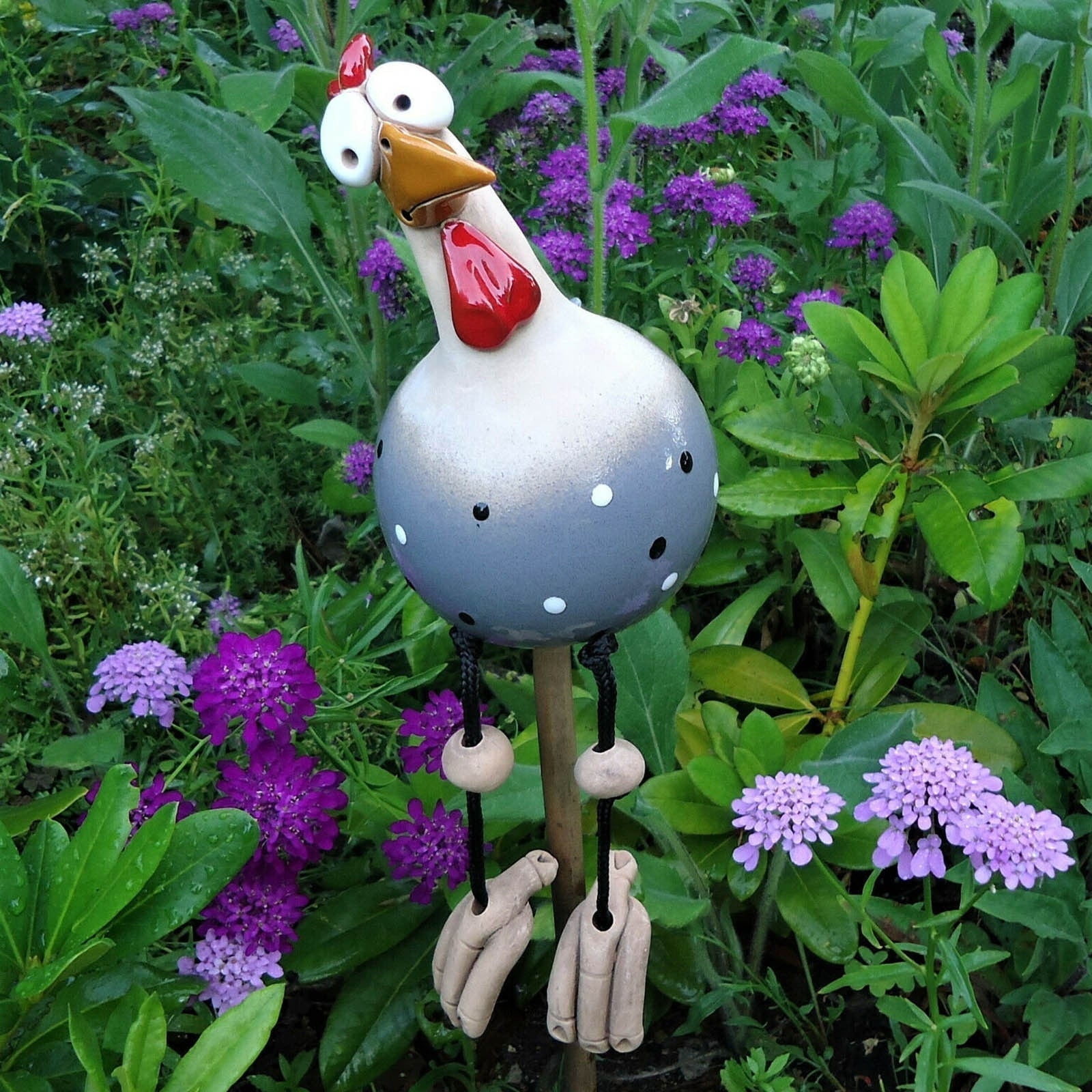 Kleurrijke Tuinkipdecoratie voor Gezellige Sfeer Buiten