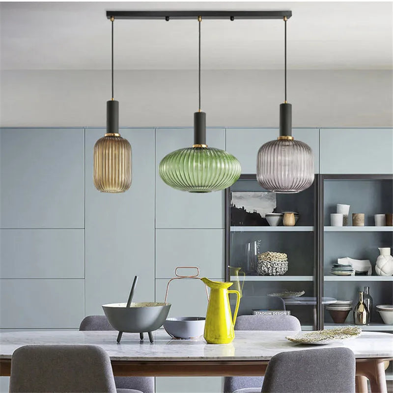 Glas Hanglamp Met Geribbelde Kap En Strakke Buisfitting Voor Zachte Ruimteverlichting