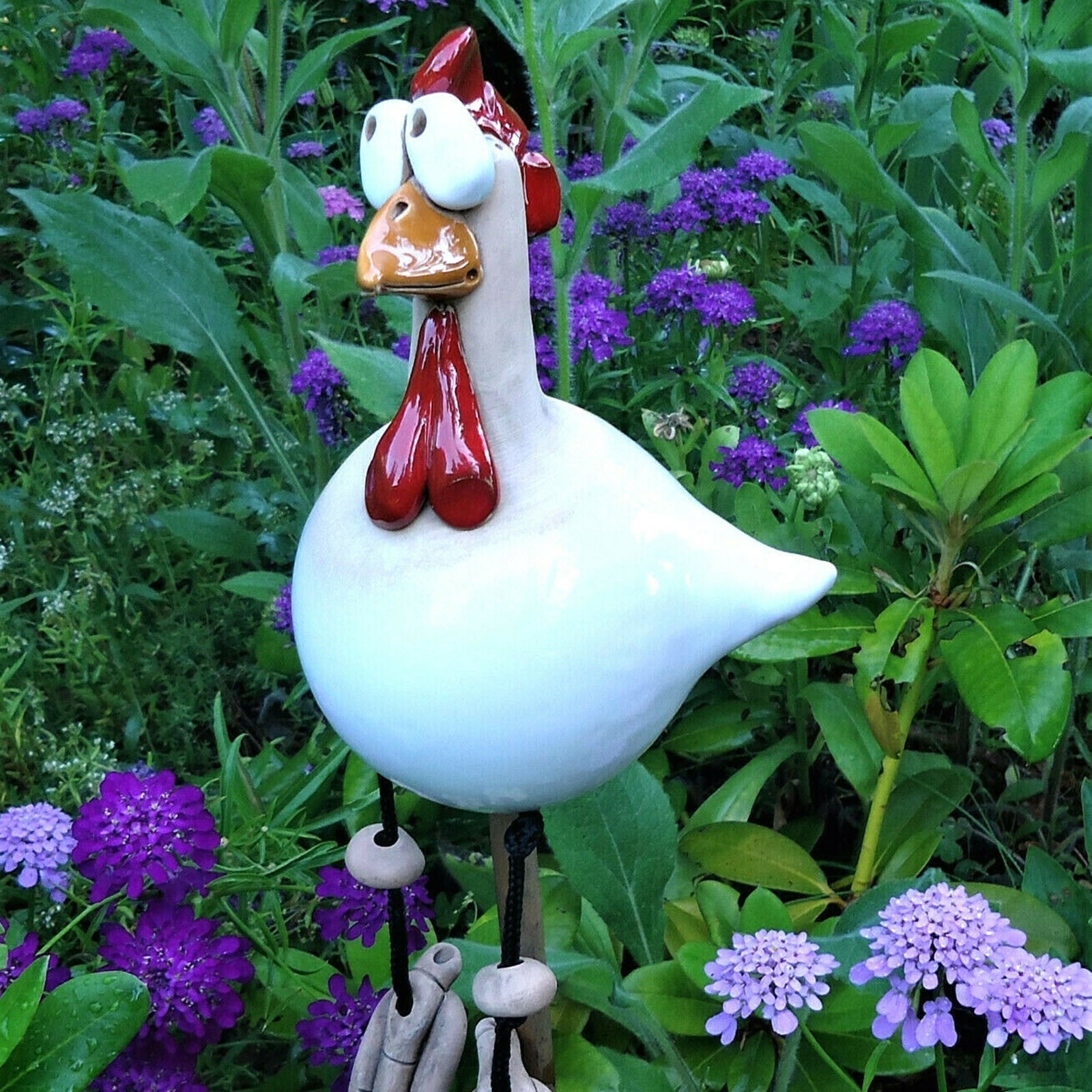 Kleurrijke Tuinkipdecoratie voor Gezellige Sfeer Buiten