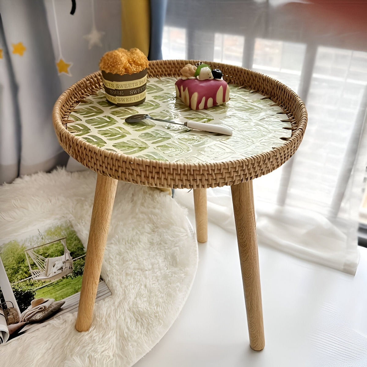 Scandinavische Bijzettafel Met Driepoot Ontwerp Voor Compacte Woonruimtes