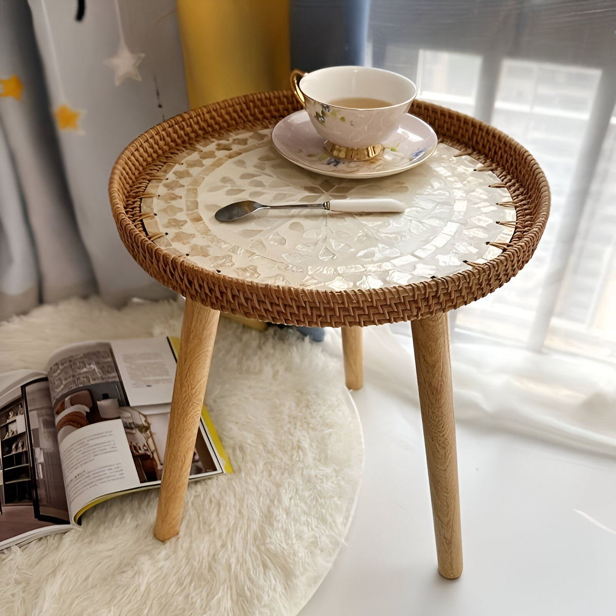 Scandinavische Bijzettafel Met Driepoot Ontwerp Voor Compacte Woonruimtes