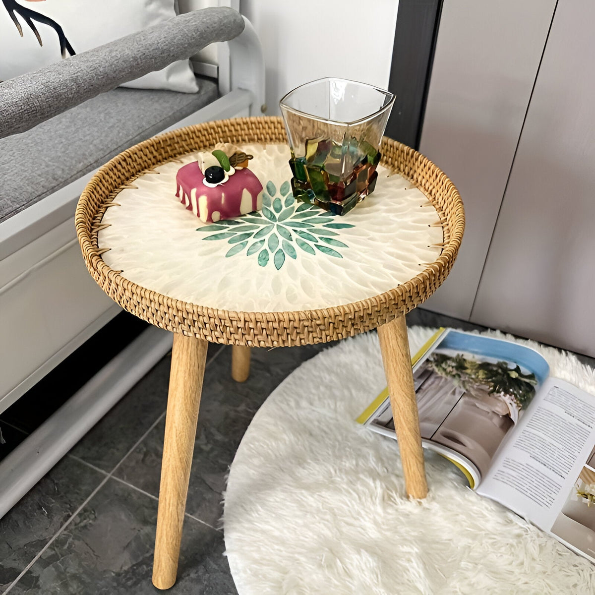 Scandinavische Bijzettafel Met Driepoot Ontwerp Voor Compacte Woonruimtes