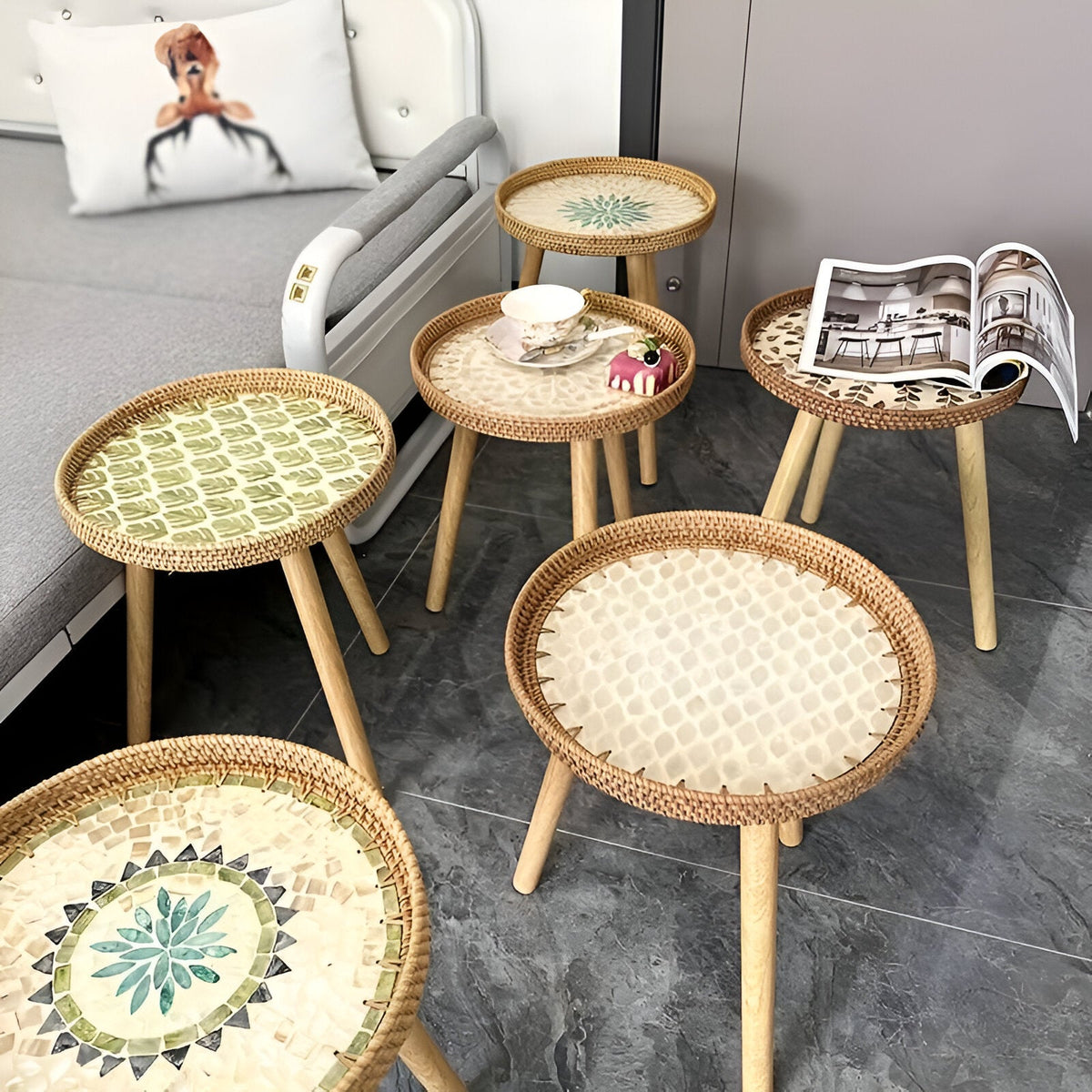 Scandinavische Bijzettafel Met Driepoot Ontwerp Voor Compacte Woonruimtes