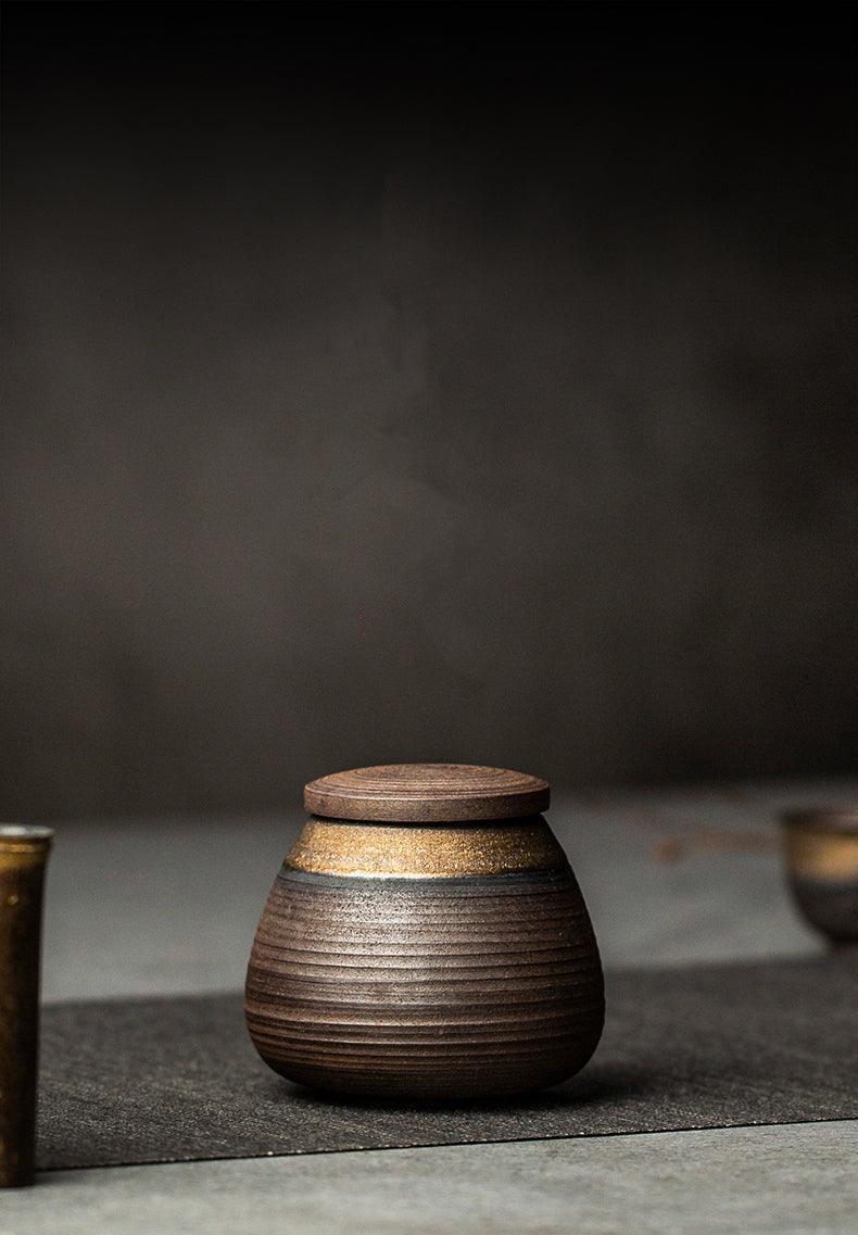 Keramische Bewaarpot met Wabi‑Sabi Textuur en Nauwsluitende Dekselvorm