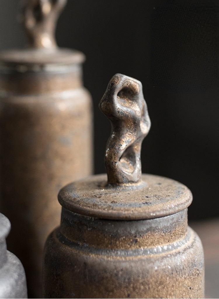 Keramische Theebus met Wabi‑Sabi Textuur en Sculpturale Vorm