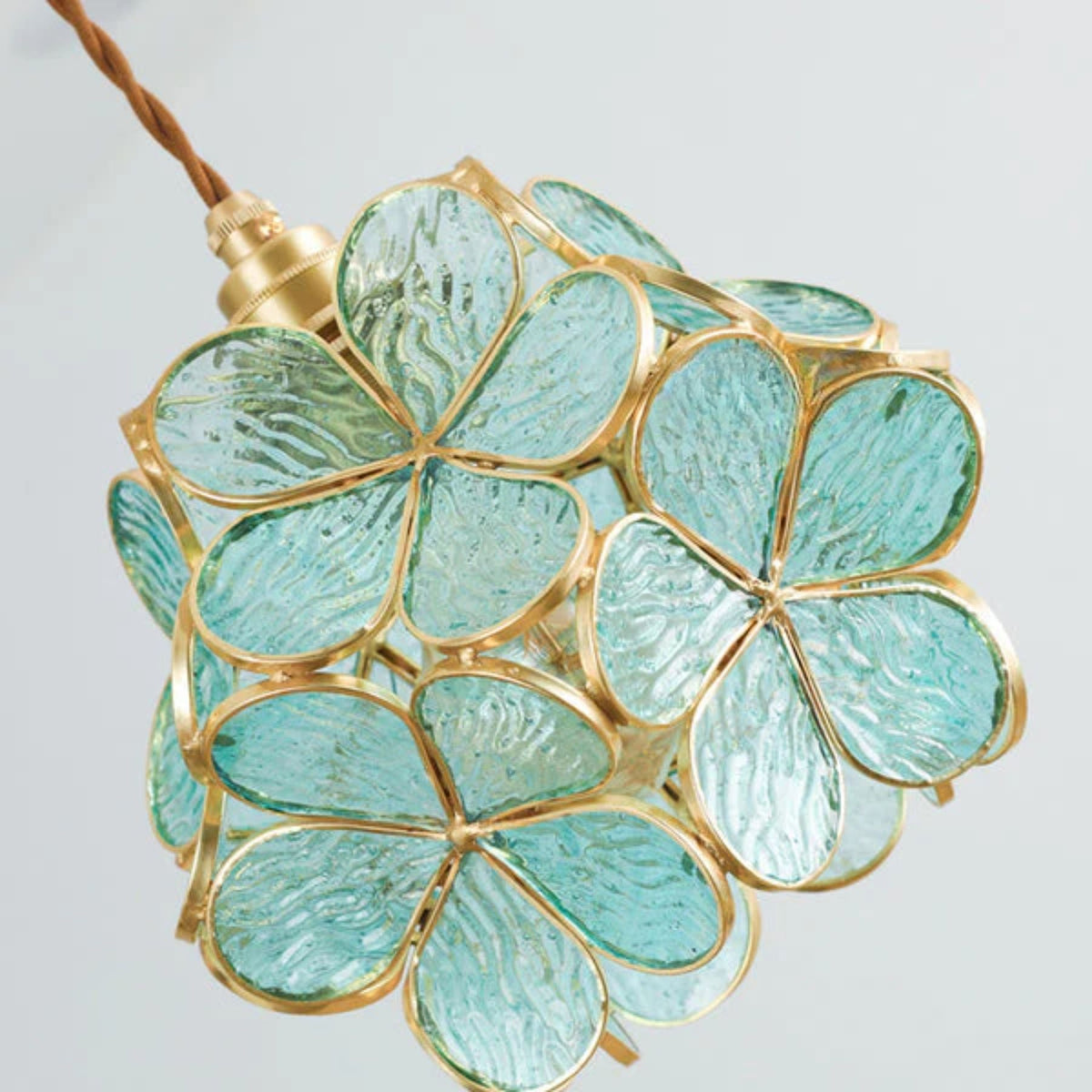 Bloemvormige Glazen Hanglamp Met Elegante En Sfeervolle Uitstraling