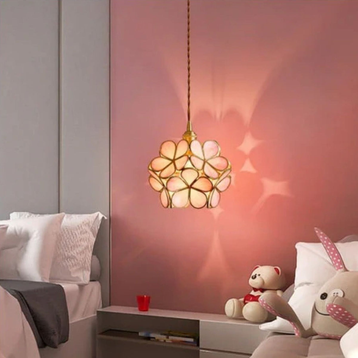 Bloemvormige Glazen Hanglamp Met Elegante En Sfeervolle Uitstraling