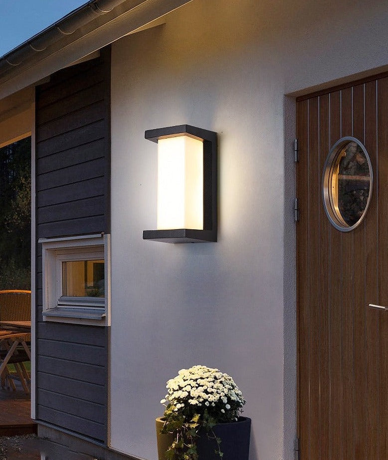 Buitenlamp Met Bewegingssensor En Stevige Constructie Voor Veilige Ingangen