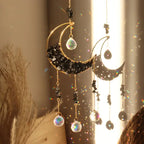 Decoratieve Dromenvanger Met Prismatische Maan En Handgemaakte Details Voor Sfeervolle Ruimtes