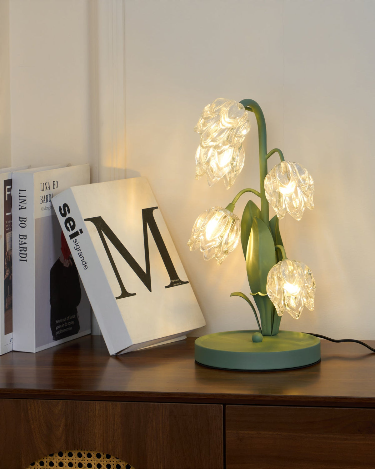 Kristal Tafellamp Met Bloemkap En Sculpturale Steel Voor Warme Sfeerlicht