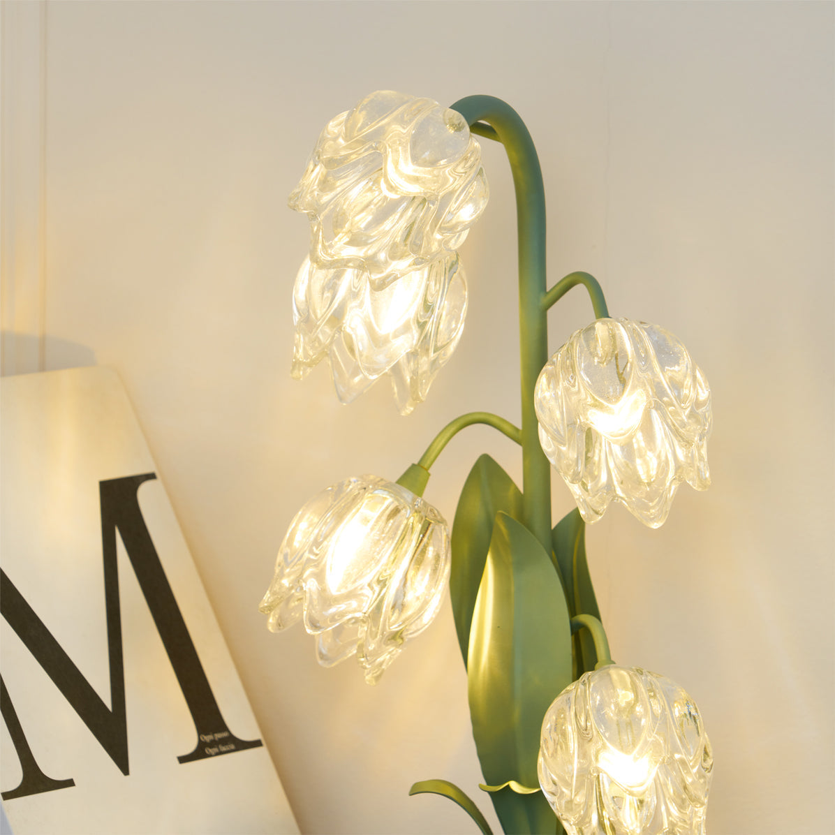 Kristal Tafellamp Met Bloemkap En Sculpturale Steel Voor Warme Sfeerlicht