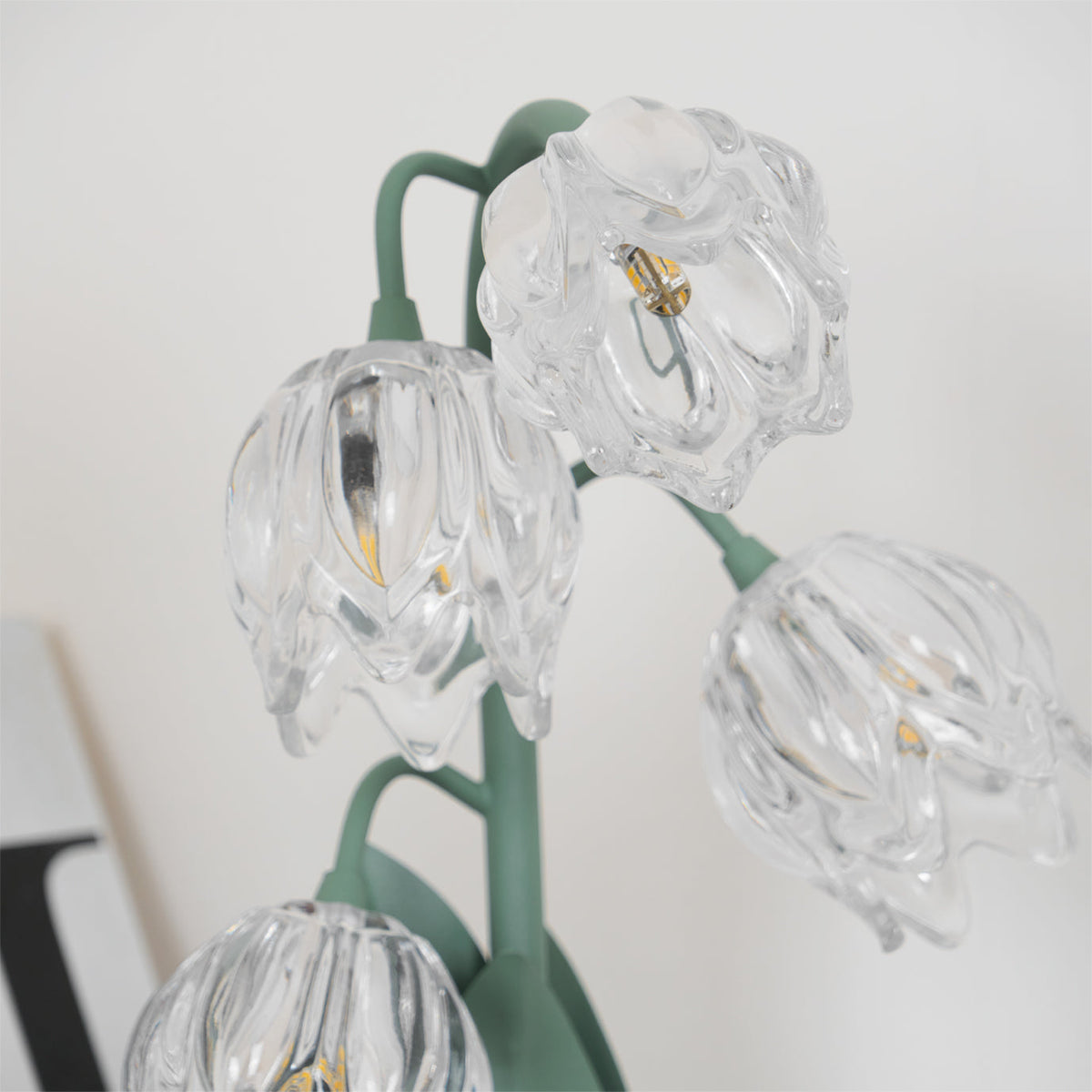 Kristal Tafellamp Met Bloemkap En Sculpturale Steel Voor Warme Sfeerlicht