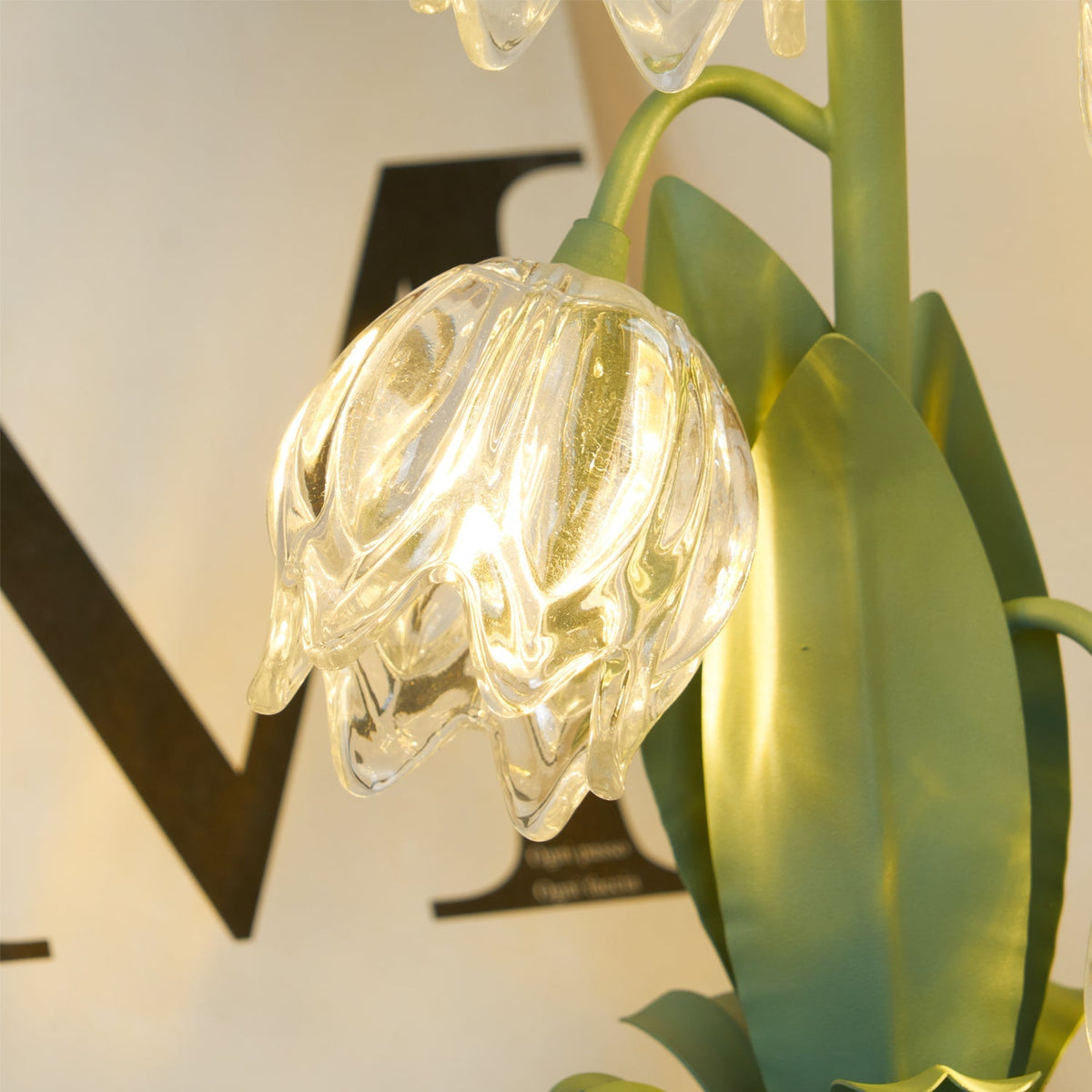 Kristal Tafellamp Met Bloemkap En Sculpturale Steel Voor Warme Sfeerlicht