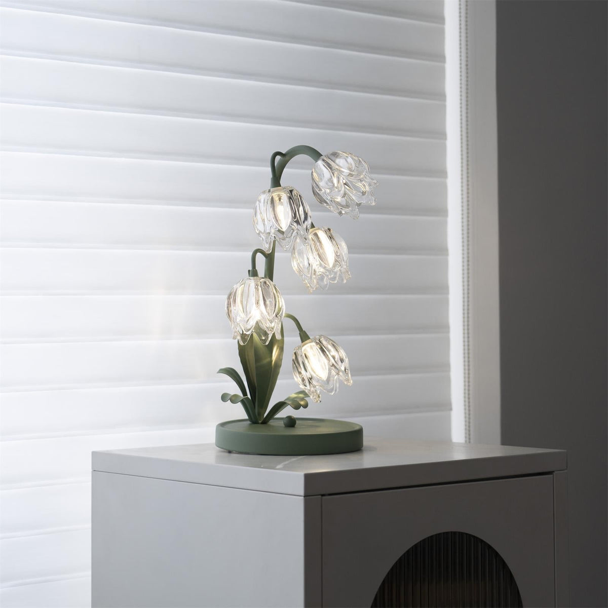 Kristal Tafellamp Met Bloemkap En Sculpturale Steel Voor Warme Sfeerlicht