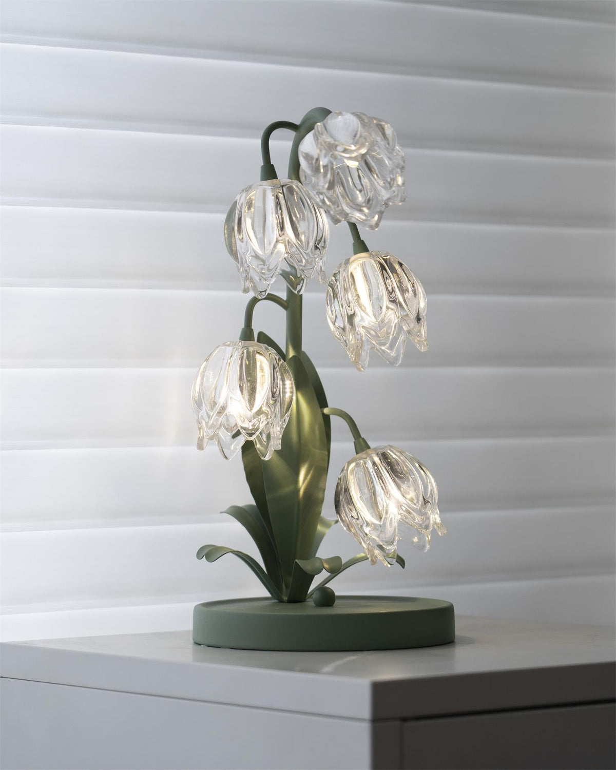 Kristal Tafellamp Met Bloemkap En Sculpturale Steel Voor Warme Sfeerlicht