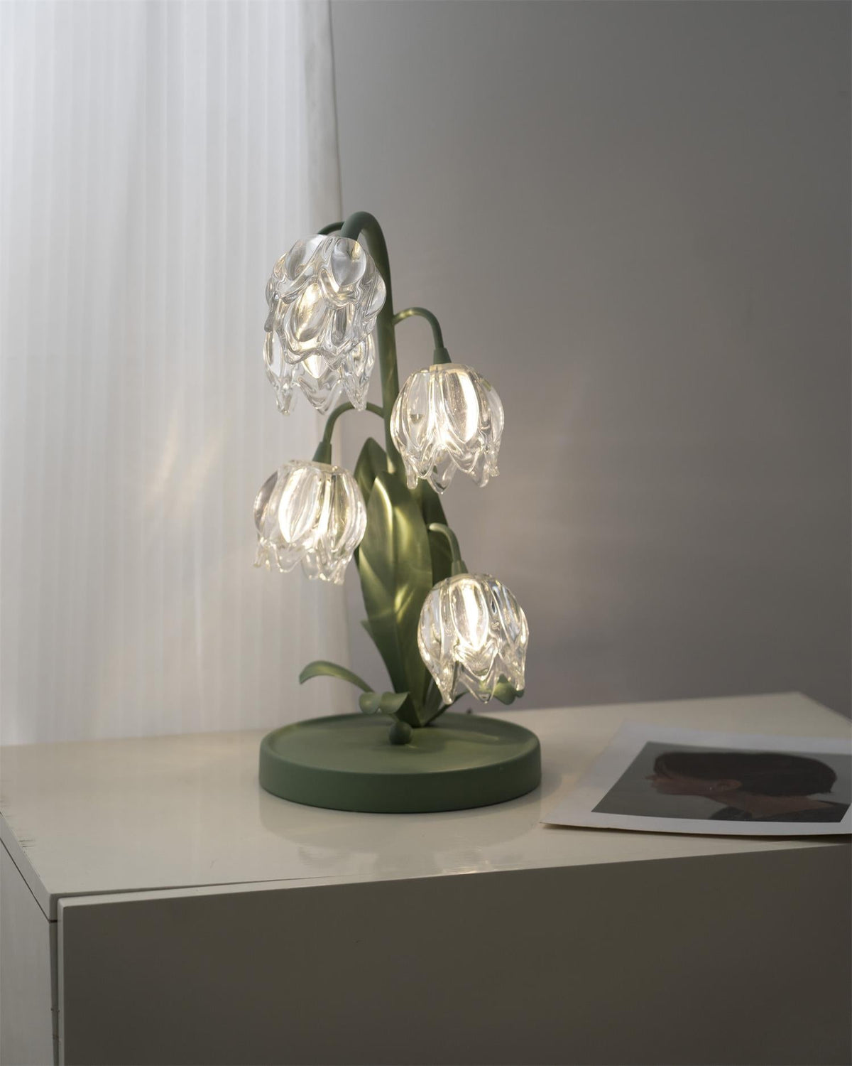 Kristal Tafellamp Met Bloemkap En Sculpturale Steel Voor Warme Sfeerlicht