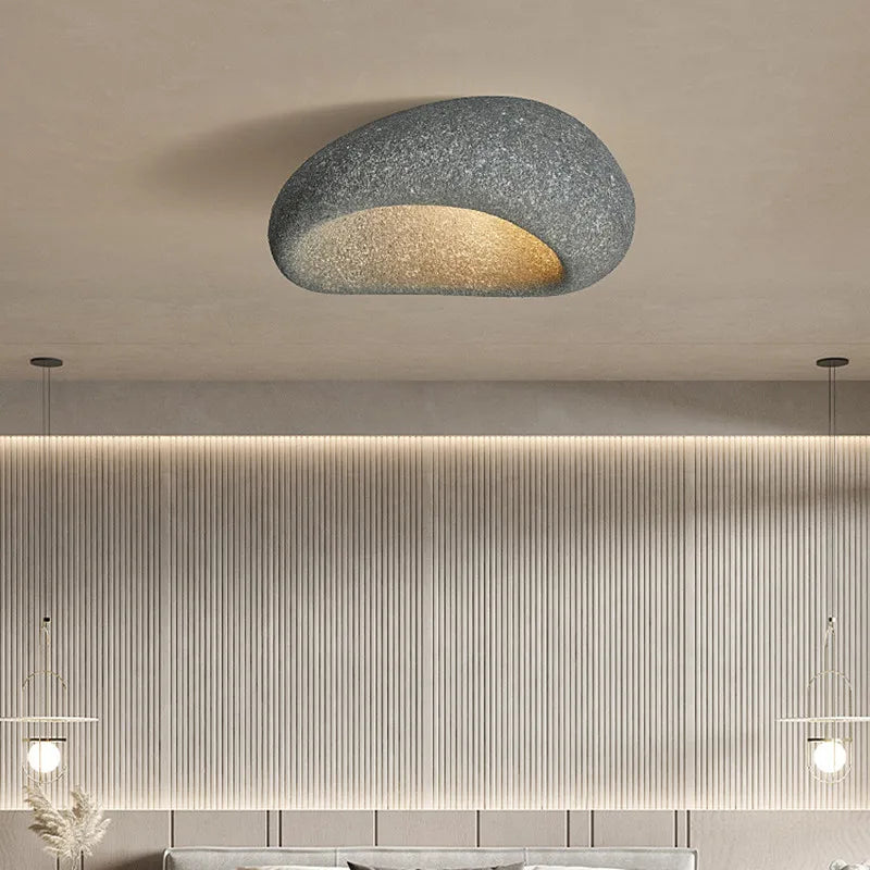 Minimalistische Plafondlamp Met Wabi‑Sabi Silhouet En Rustige Uitstraling