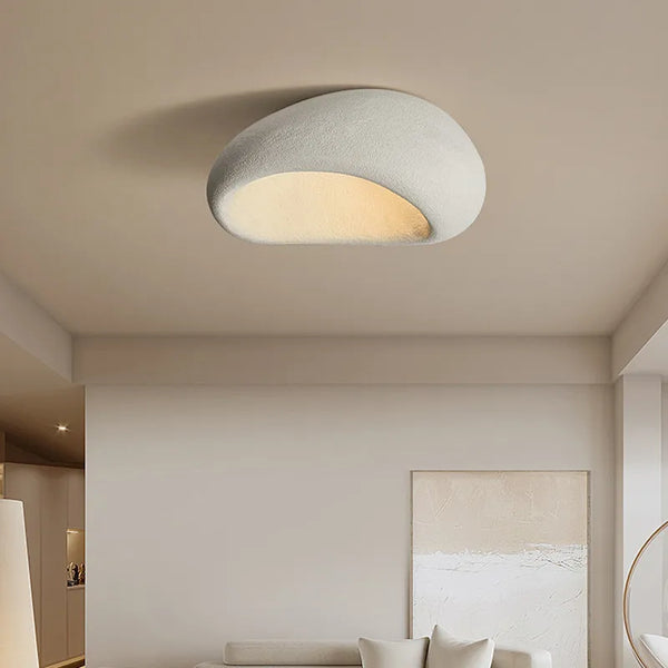 Minimalistische Plafondlamp Met Wabi‑Sabi Silhouet En Rustige Uitstraling