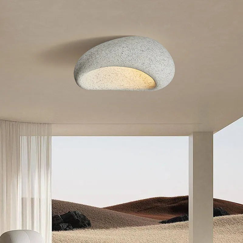 Minimalistische Plafondlamp Met Wabi‑Sabi Silhouet En Rustige Uitstraling