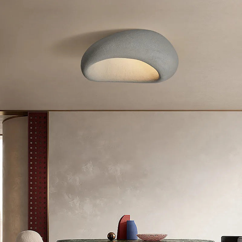 Minimalistische Plafondlamp Met Wabi‑Sabi Silhouet En Rustige Uitstraling