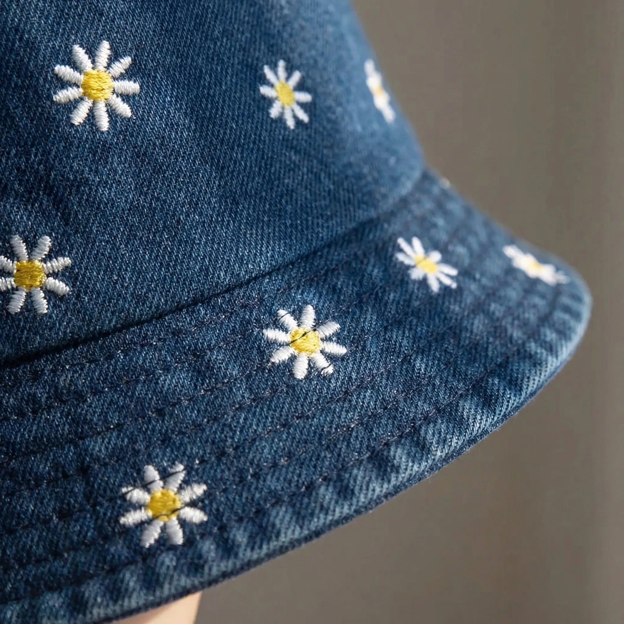 Dames Bucket Hat van Katoen met Geborduurde Madeliefjes en Brede Rand