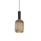 Glas Hanglamp Met Geribbelde Kap En Strakke Buisfitting Voor Zachte Ruimteverlichting