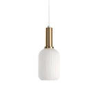 Glas Hanglamp Met Geribbelde Kap En Strakke Buisfitting Voor Zachte Ruimteverlichting