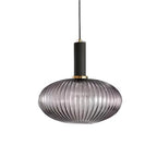 Glas Hanglamp Met Geribbelde Kap En Strakke Buisfitting Voor Zachte Ruimteverlichting