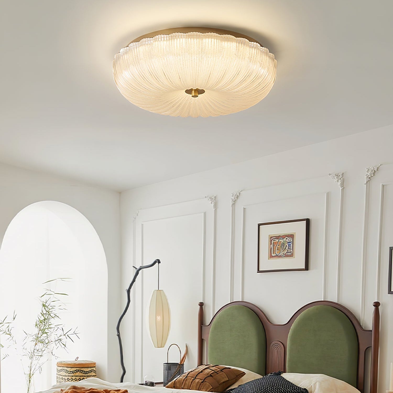 Plafondlamp Met Geribbeld Glazen Kap En Metalen Behuizing