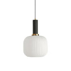 Glas Hanglamp Met Geribbelde Kap En Strakke Buisfitting Voor Zachte Ruimteverlichting