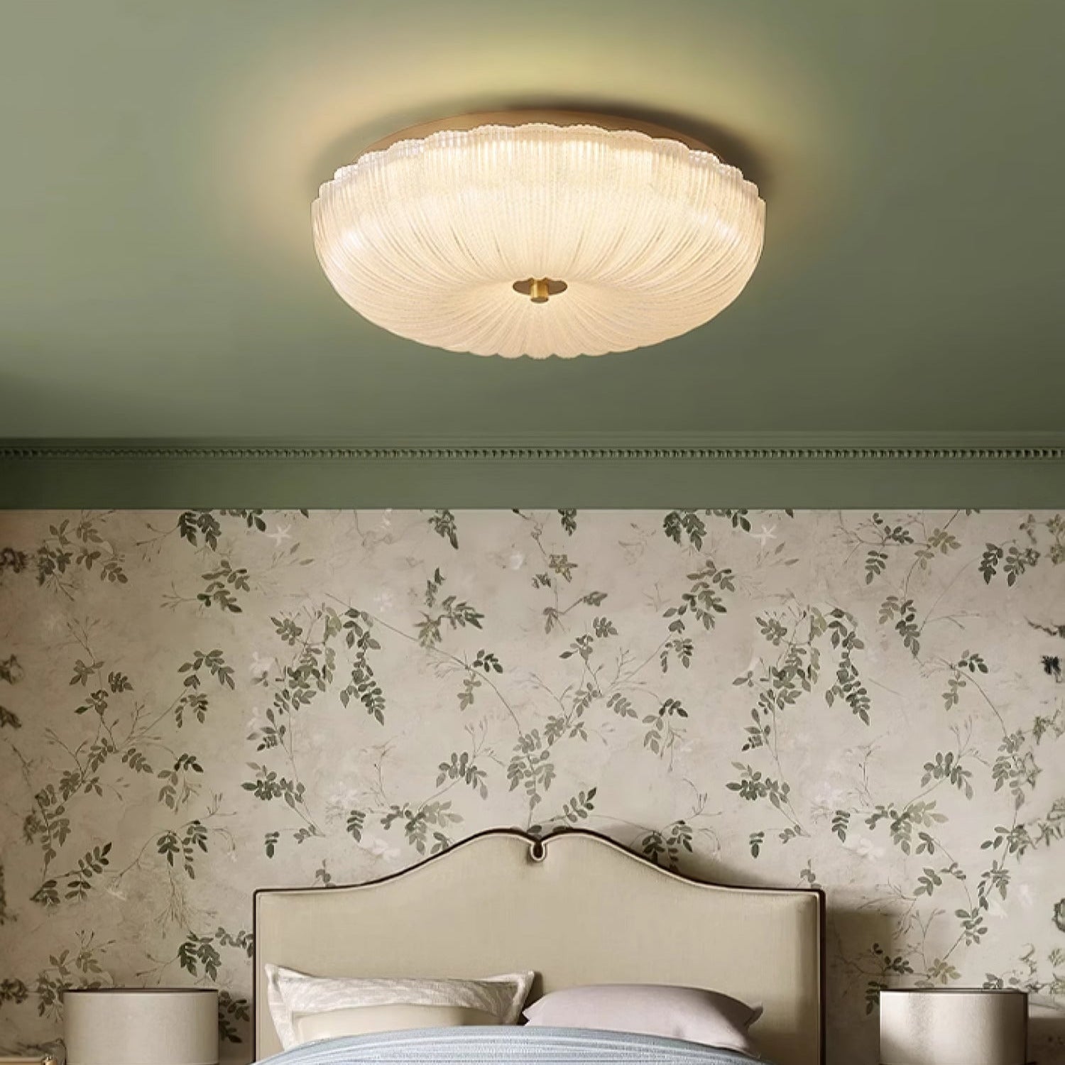 Plafondlamp Met Geribbeld Glazen Kap En Metalen Behuizing