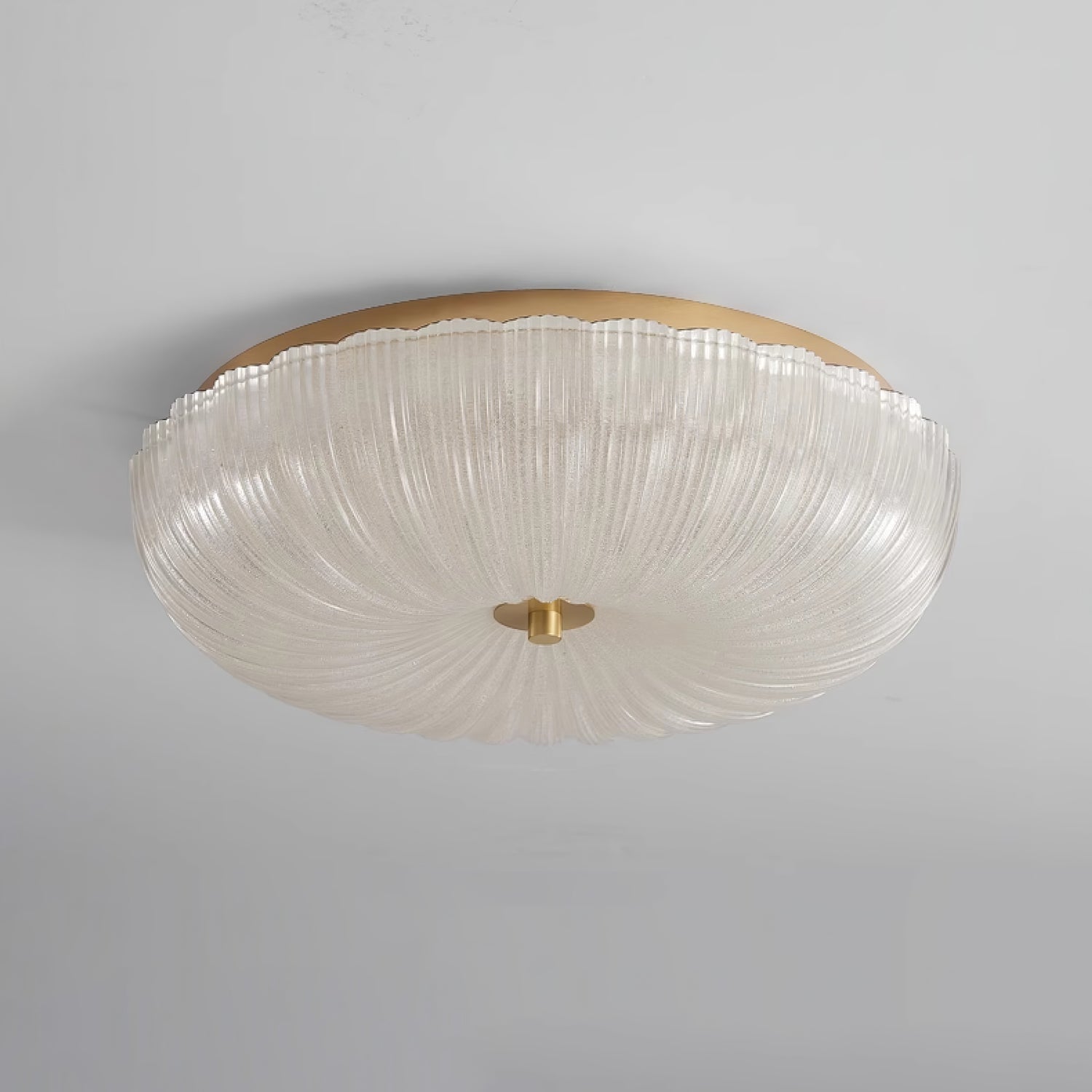Plafondlamp Met Geribbeld Glazen Kap En Metalen Behuizing