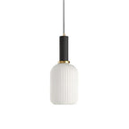Glas Hanglamp Met Geribbelde Kap En Strakke Buisfitting Voor Zachte Ruimteverlichting