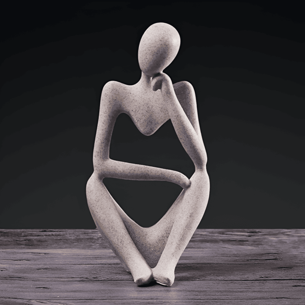 Abstrakt tænkende figur i resin – moderne dekorativ skulptur