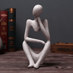 Abstrakt tænkende figur i resin – moderne dekorativ skulptur
