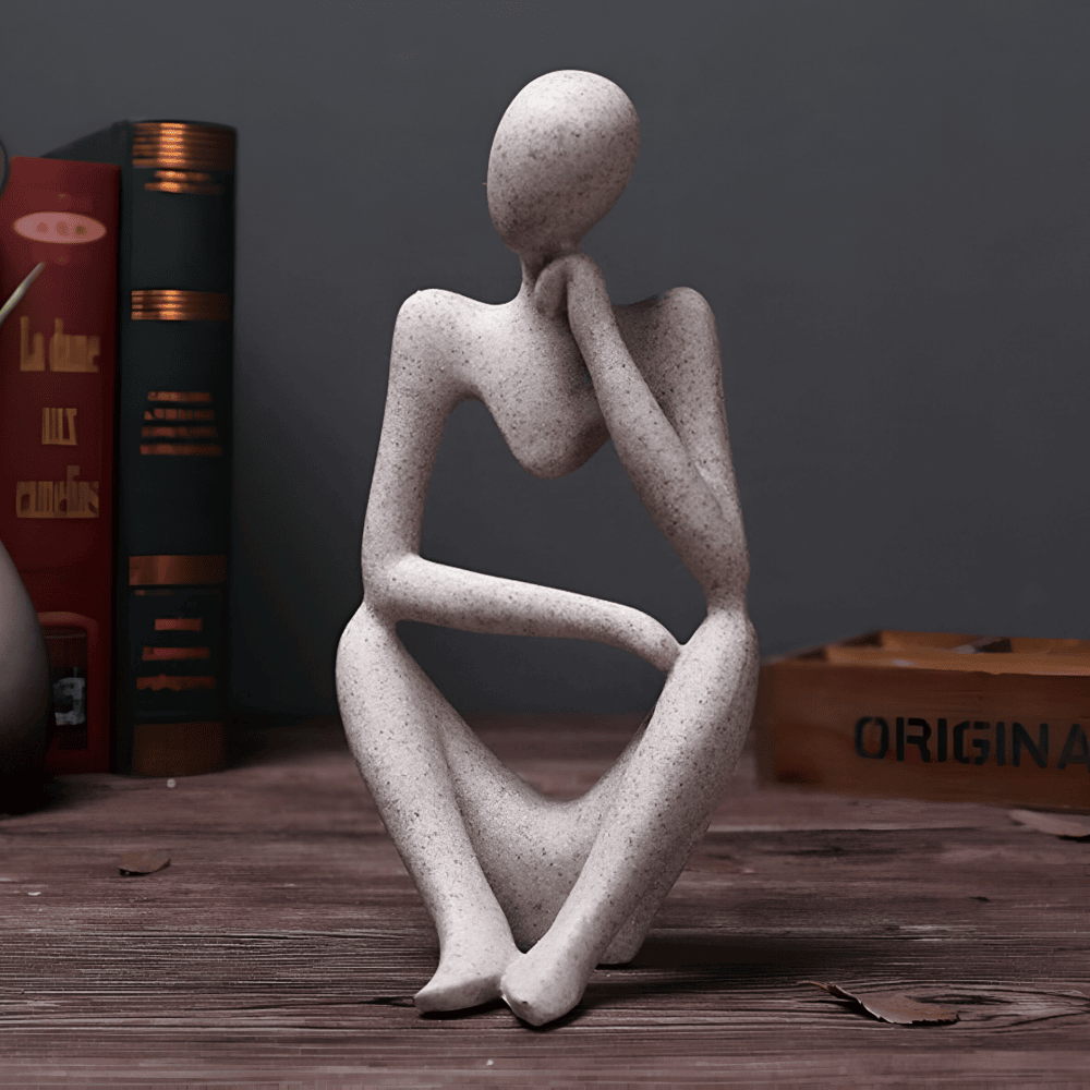 Abstrakt tænkende figur i resin – moderne dekorativ skulptur