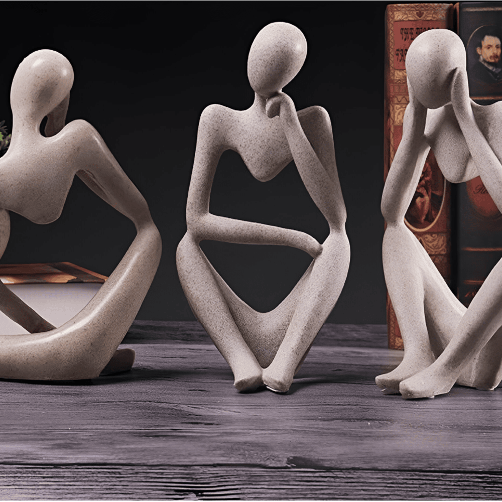 Abstrakt tænkende figur i resin – moderne dekorativ skulptur