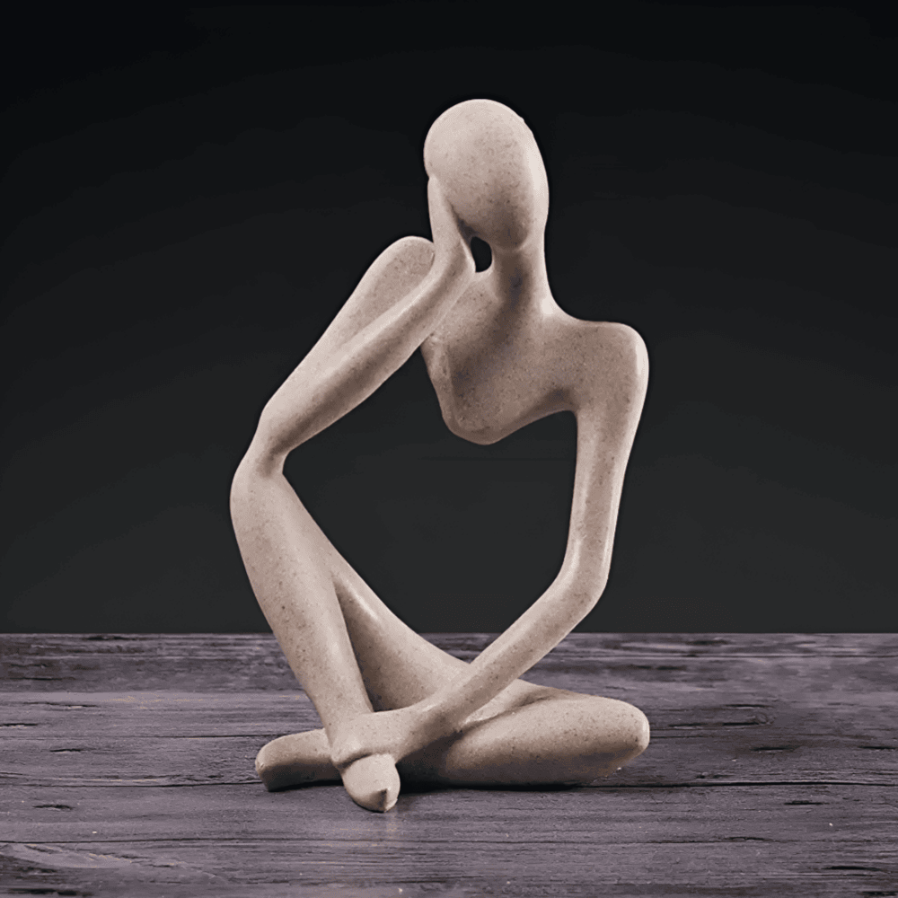 Abstrakt tænkende figur i resin – moderne dekorativ skulptur